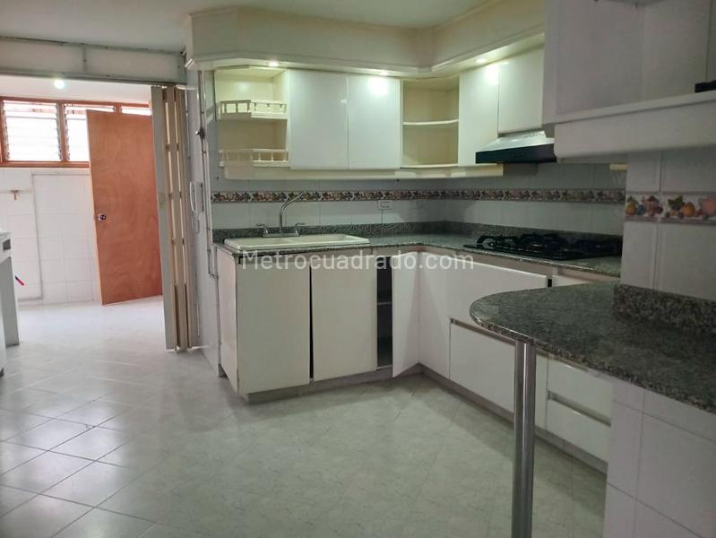 Apartamento de 3 Alcobas con Estudio y Parqueadero Cubierto en Patio Bonito - 7