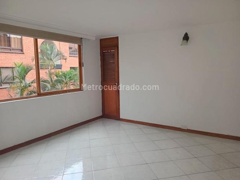 Apartamento de 3 Alcobas con Estudio y Parqueadero Cubierto en Patio Bonito - 9