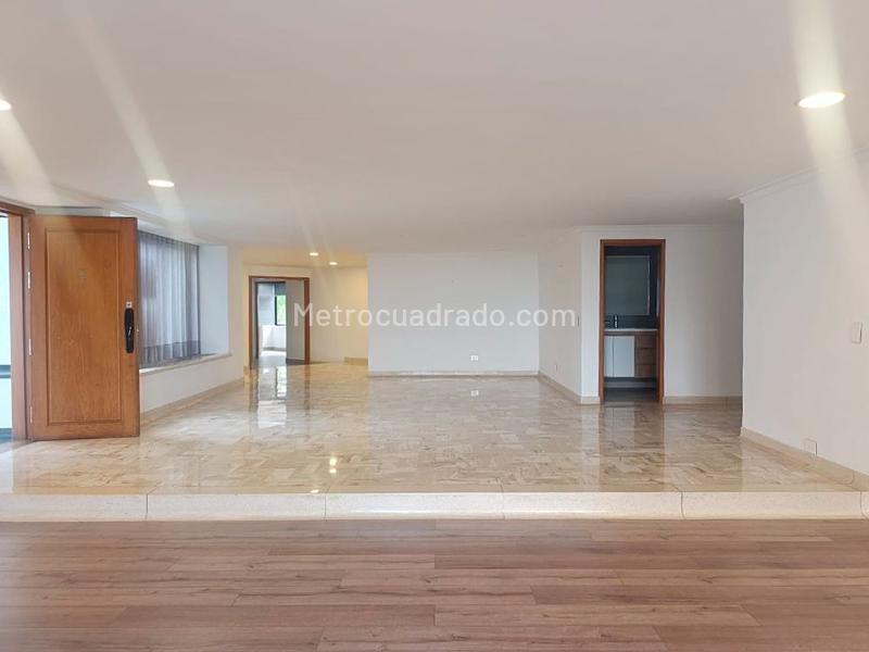 Luxury 4BR Apartment with Pool in El Poblado - 2