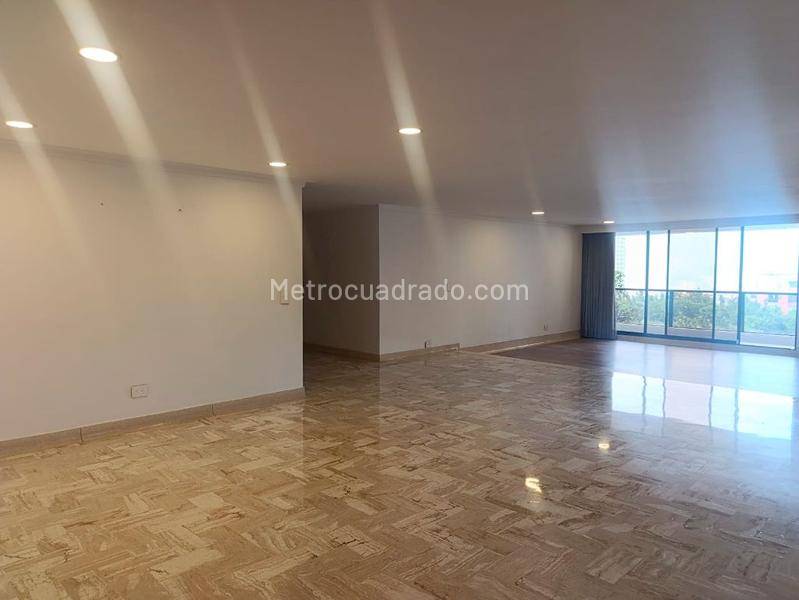 Luxury 4BR Apartment with Pool in El Poblado - 3