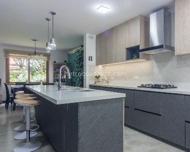 Casa de 4 alcobas en venta en El Poblado Loma De Los Parra, Medellín, 280 m² · foto 3 de 12