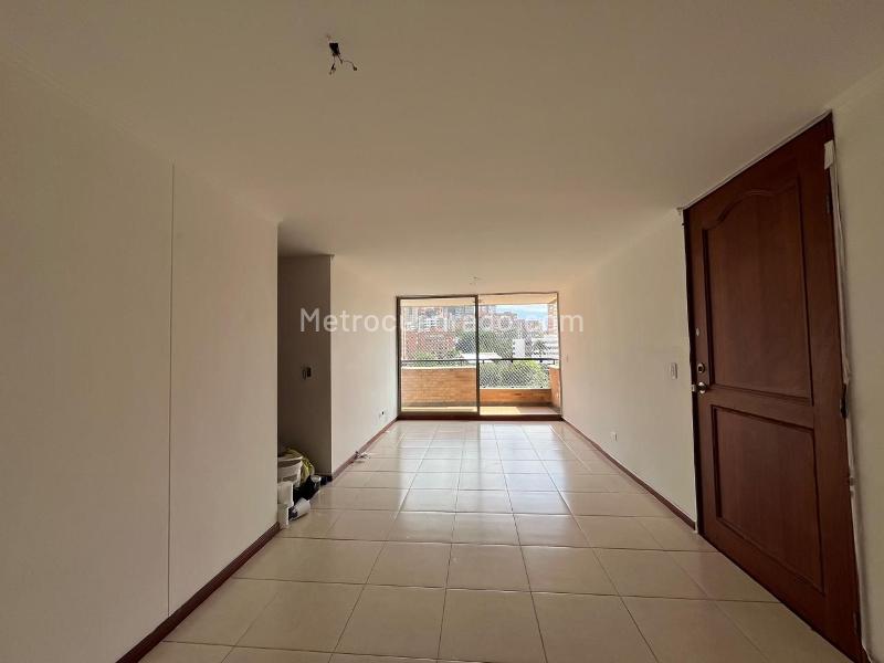 Apartamento Amplio de 3 Alcobas con Gimnasio en Los Balsos