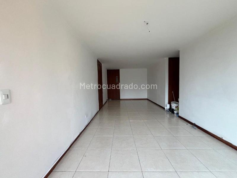 Spacious 3BR Apartment with Gym in Los Balsos - 2