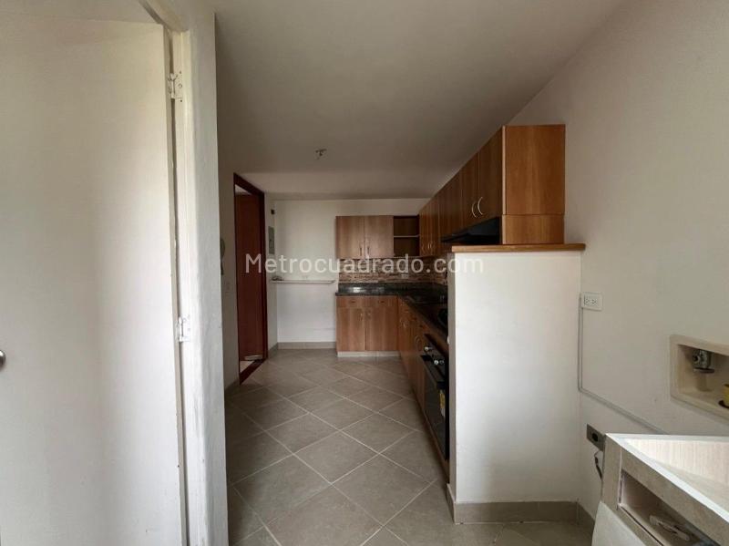 Spacious 3BR Apartment with Gym in Los Balsos - 4