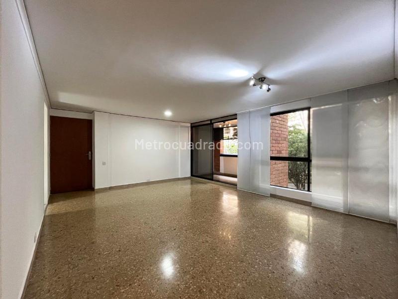 2BR Apartment with Balcony and Covered Parking in El Poblado Los Balsos - 2