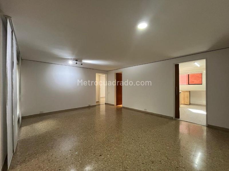 2BR Apartment with Balcony and Covered Parking in El Poblado Los Balsos - 3