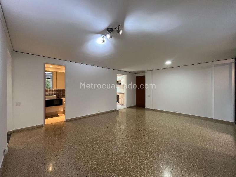 2BR Apartment with Balcony and Covered Parking in El Poblado Los Balsos - 4