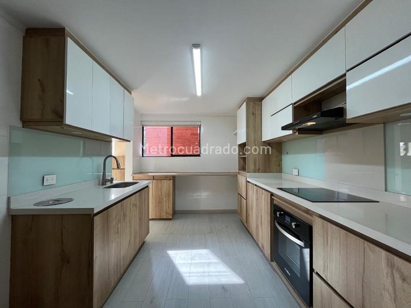 2BR Apartment with Balcony and Covered Parking in El Poblado Los Balsos - 5