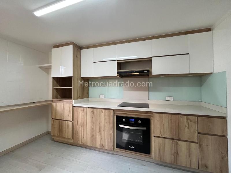 2BR Apartment with Balcony and Covered Parking in El Poblado Los Balsos - 6