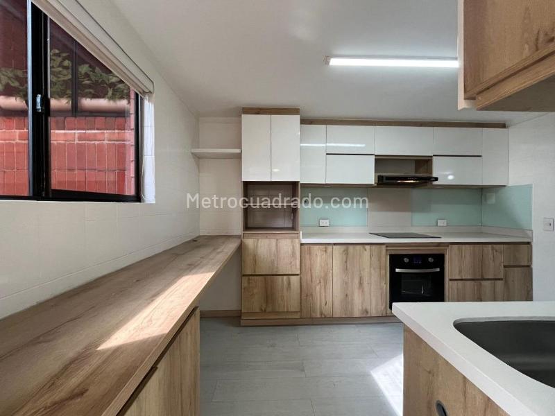 2BR Apartment with Balcony and Covered Parking in El Poblado Los Balsos - 9