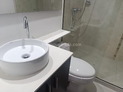 Apartamento de 3 alcobas en arriendo en El Poblado Los Gonzales, Medellín, 76 m² · foto 16 de 18