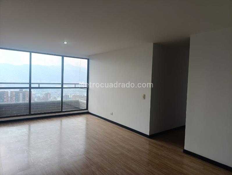 Apartamento de 3 Alcobas con Balcón y Parqueo Cubierto en El Poblado Los Gonzales - 2