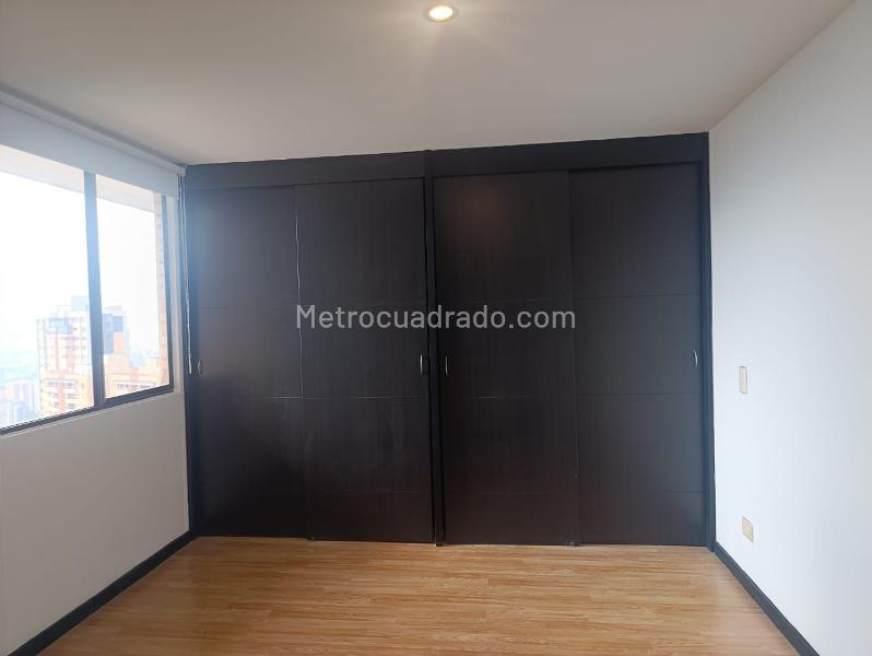 Apartamento de 3 Alcobas con Balcón y Parqueo Cubierto en El Poblado Los Gonzales - 7