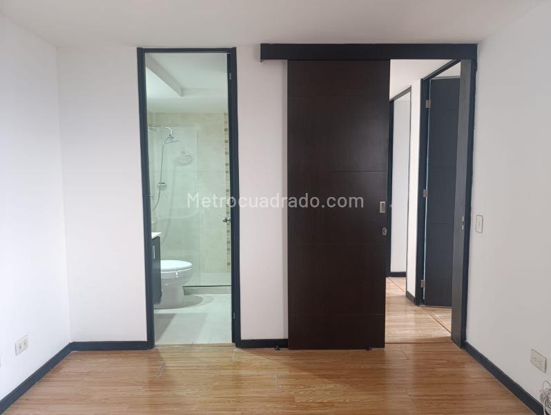 Apartamento de 3 Alcobas con Balcón y Parqueo Cubierto en El Poblado Los Gonzales - 9