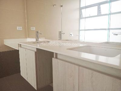 Apartamento de 3 alcobas en arriendo en El Poblado Castropol, Medellín, 135 m² · foto 17 de 20