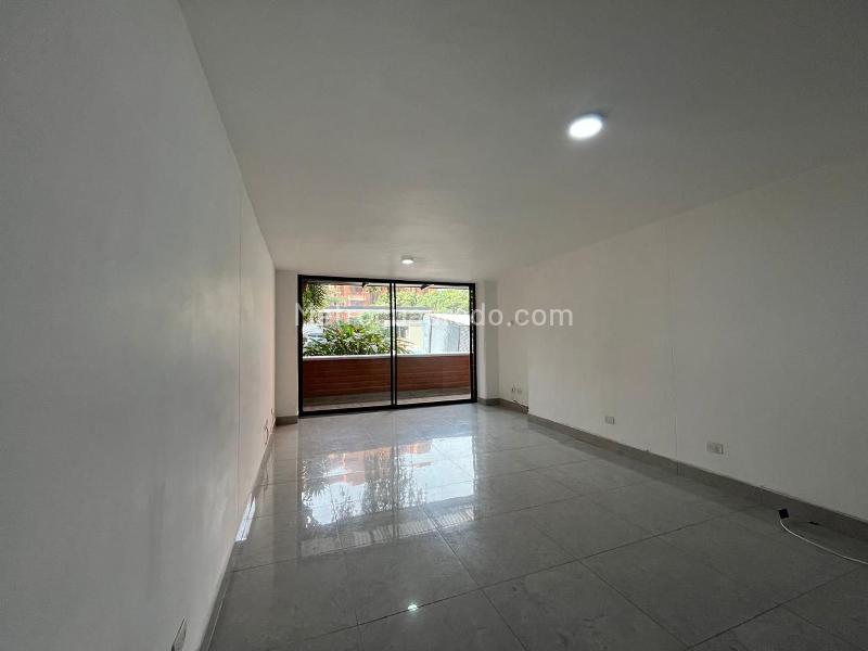Apartamento de 2 alcobas con terraza y parqueadero cubierto en El Poblado
