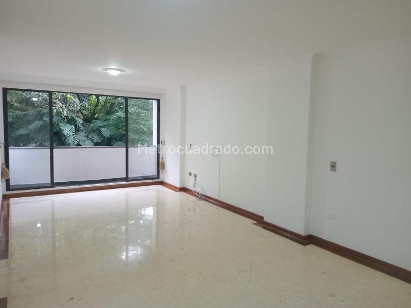Apartamento de 3 Alcobas con Balcón y Parqueadero Cubierto en El Poblado - 2