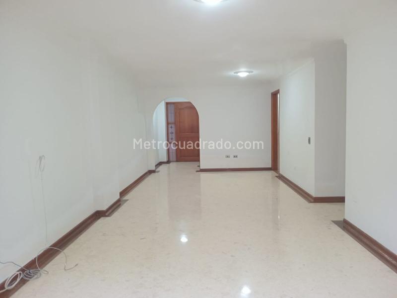 Apartamento de 3 Alcobas con Balcón y Parqueadero Cubierto en El Poblado - 3
