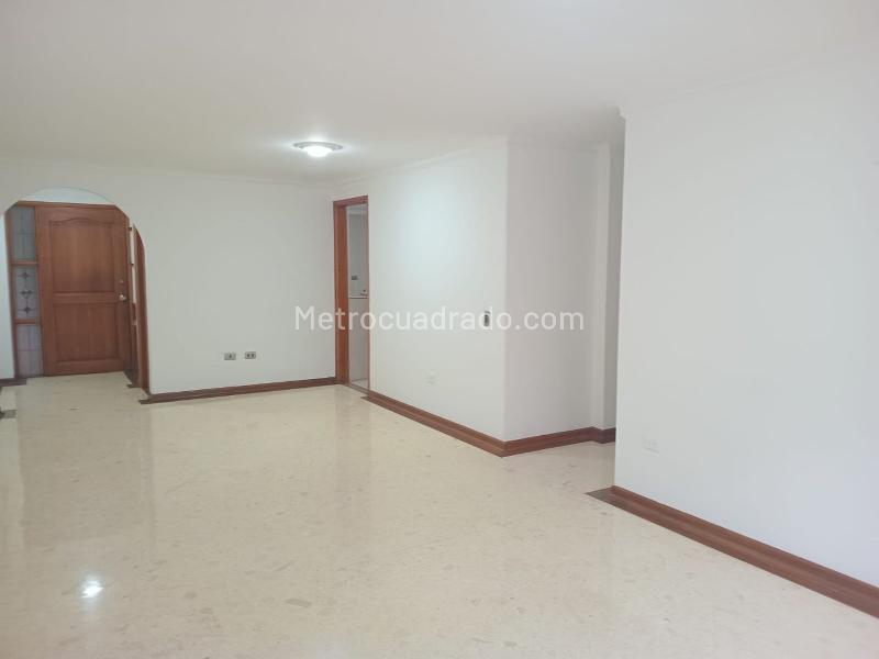Apartamento de 3 Alcobas con Balcón y Parqueadero Cubierto en El Poblado - 4