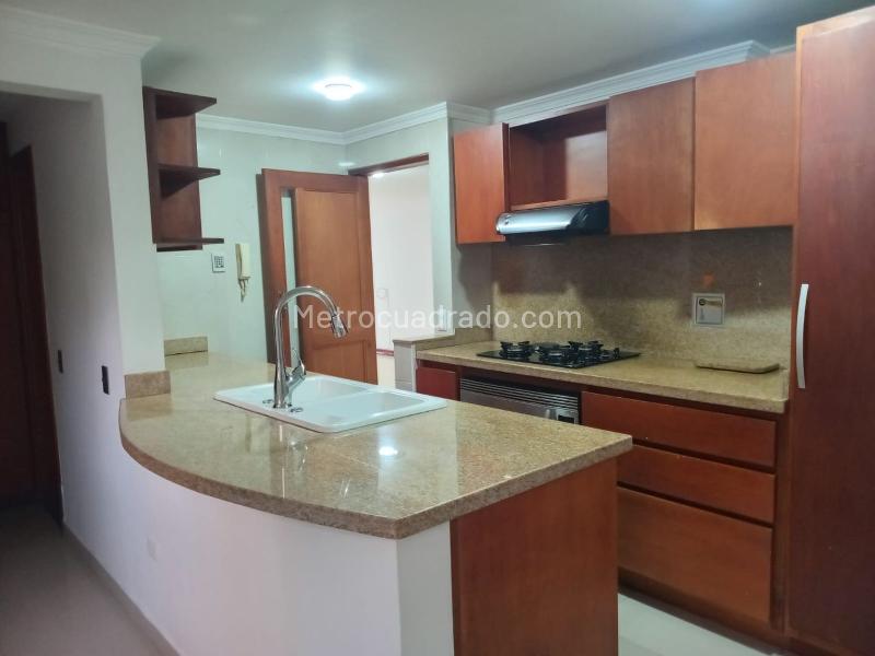 Apartamento de 3 Alcobas con Balcón y Parqueadero Cubierto en El Poblado - 5