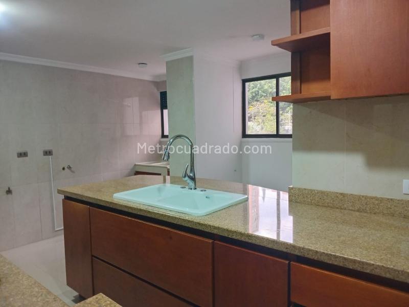 Apartamento de 3 Alcobas con Balcón y Parqueadero Cubierto en El Poblado - 7