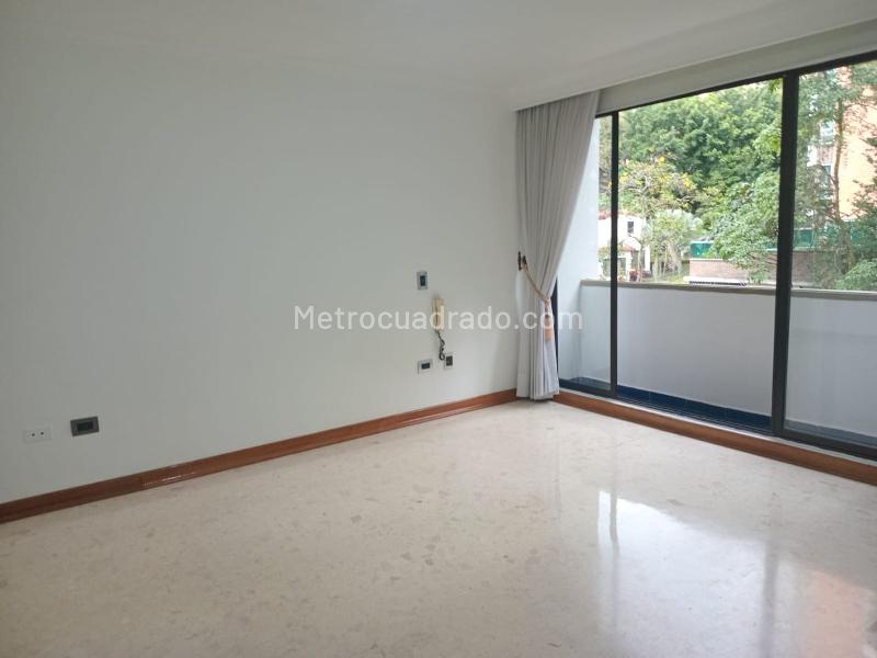 Apartamento de 3 Alcobas con Balcón y Parqueadero Cubierto en El Poblado - 8