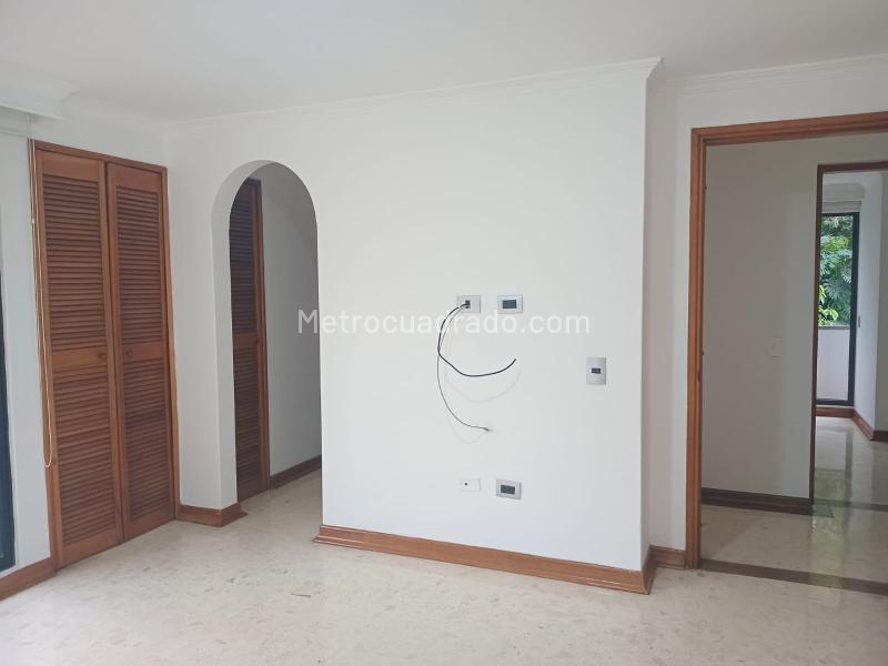 Apartamento de 3 Alcobas con Balcón y Parqueadero Cubierto en El Poblado - 9