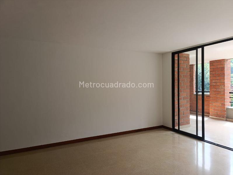 3BR Apartment with Balcony in Gated Unit in El Poblado - 4