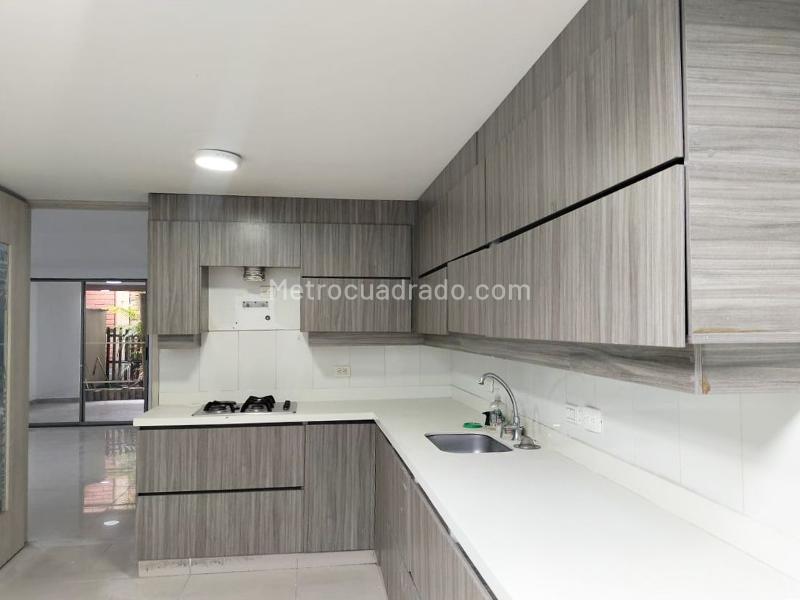 Modern 4BR House Near Amenities in El Poblado - 6
