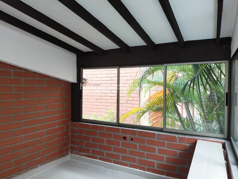 Modern 4BR House Near Amenities in El Poblado - 8