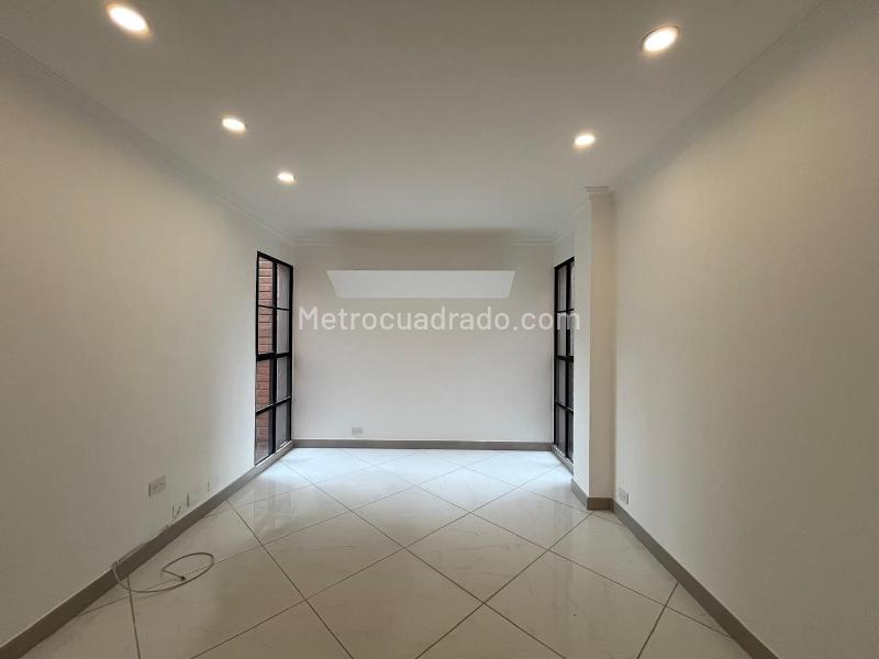 Elegant 3BR Apartment with Pool in El Poblado - 9