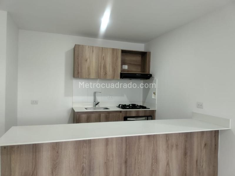 Apartamento de 2 Alcobas con Balcón y Parqueadero Cubierto en El Poblado - 5