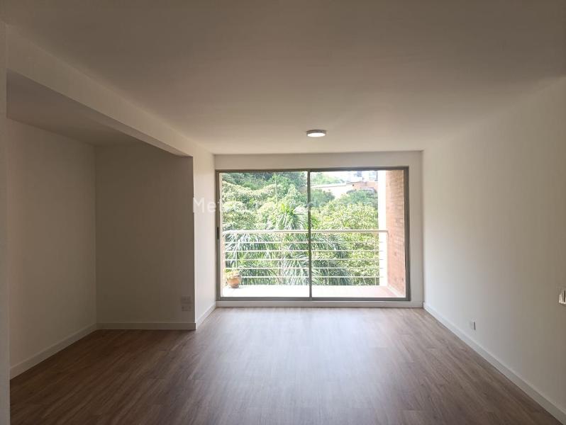 2BR Apartment with Balcony & Covered Parking in El Poblado