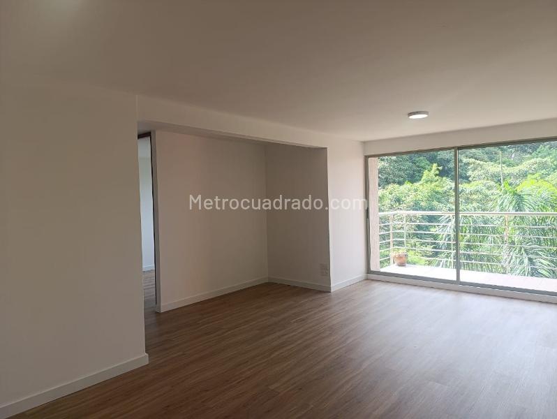 2BR Apartment with Balcony & Covered Parking in El Poblado - 2