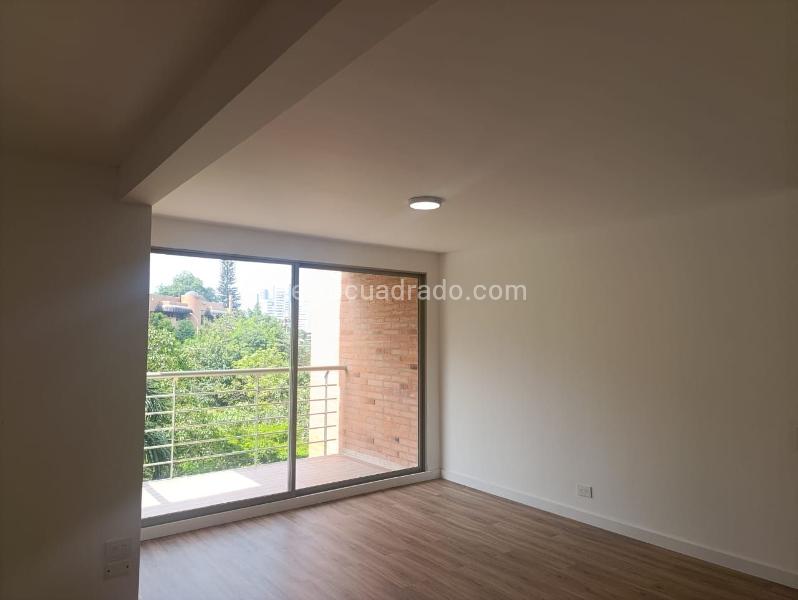 2BR Apartment with Balcony & Covered Parking in El Poblado - 3