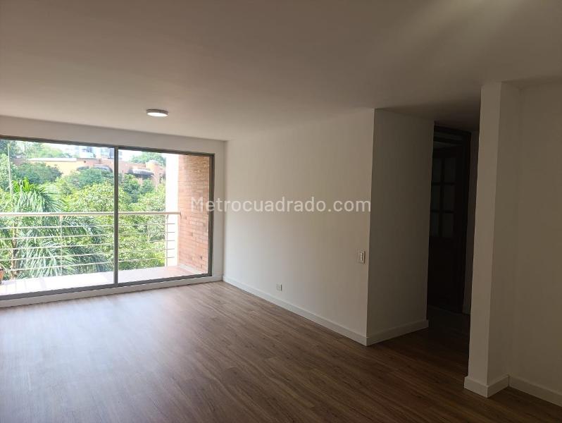 2BR Apartment with Balcony & Covered Parking in El Poblado - 4