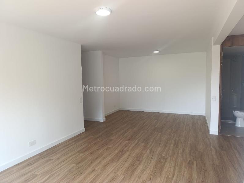 2BR Apartment with Balcony & Covered Parking in El Poblado - 5
