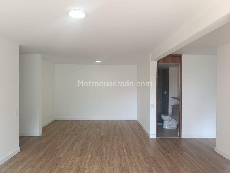 2BR Apartment with Balcony & Covered Parking in El Poblado - 6