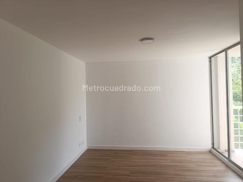 2BR Apartment with Balcony & Covered Parking in El Poblado - 9
