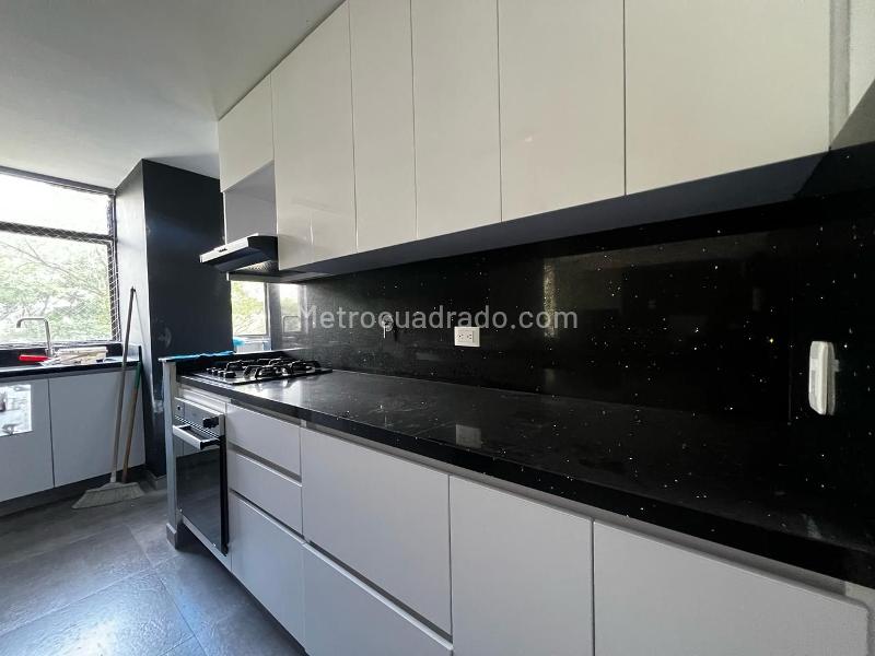 2BR Apartment with Balcony & Covered Parking in El Poblado - 4