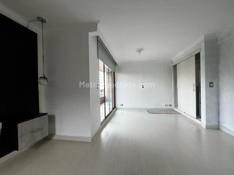 2BR Apartment with Balcony & Covered Parking in El Poblado - 6