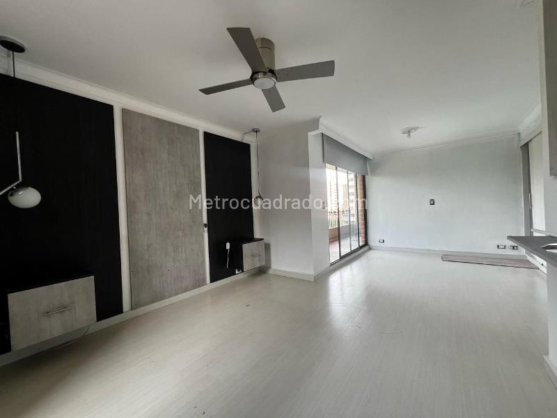 2BR Apartment with Balcony & Covered Parking in El Poblado - 8