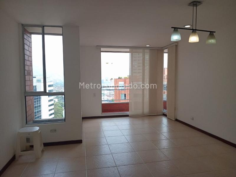 Apartamento de 3 Alcobas con Balcón y Parqueadero Cubierto en El Poblado - 2