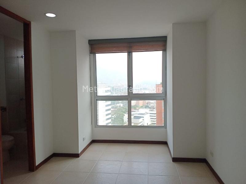 Apartamento de 3 Alcobas con Balcón y Parqueadero Cubierto en El Poblado - 9