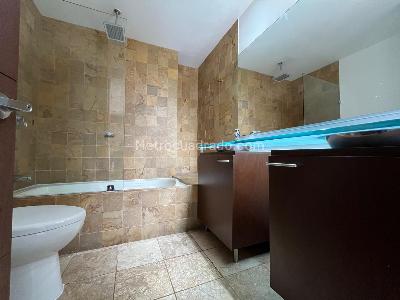 Apartamento de 2 alcobas en venta en El Poblado, Medellín, 136 m² · foto 15 de 19