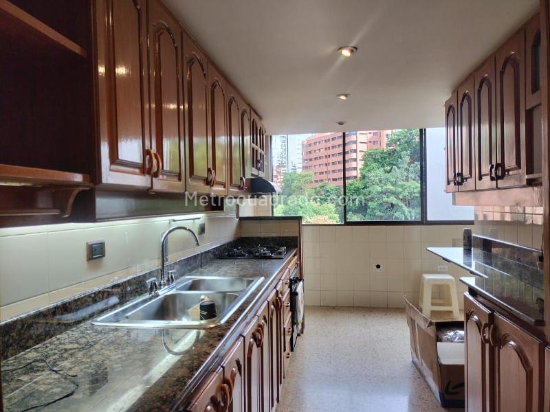 Apartamento Elegante de 3 Alcobas con Piscina en El Poblado - 5
