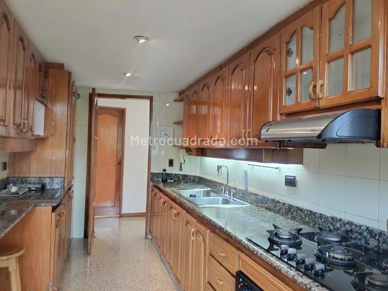Apartamento Elegante de 3 Alcobas con Piscina en El Poblado - 6
