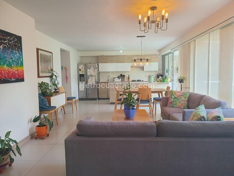 Apartamento de 2 Alcobas con Vestier y Parqueadero Lineal Cubierto en El Poblado - 2