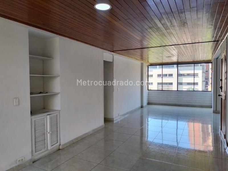 Apartamento en Alquiler de 3 Alcobas en El Poblado con Parqueadero