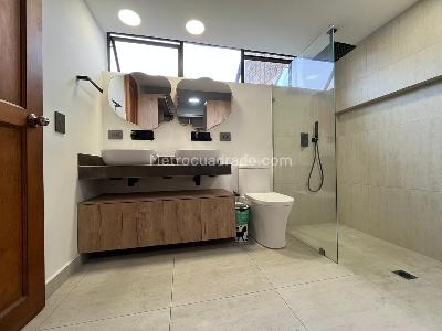 Apartamento de 3 alcobas en arriendo en El Poblado, Medellín, 210 m² · foto 17 de 19
